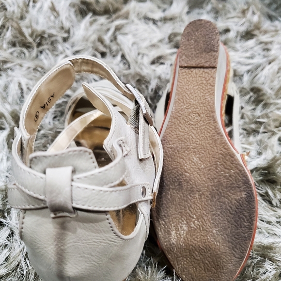 Beige wedge heels - Picture 2 of 6